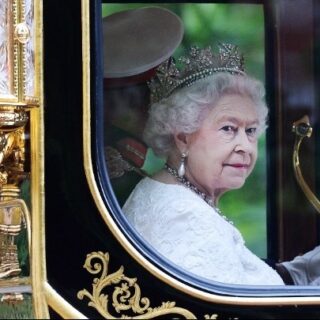 Στην ιστορικό Άννα Κέι ανατέθηκε η επίσημη βιογραφία της βασίλισσας Ελισάβετ Β΄