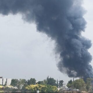 Πυρκαγιά στη Νεοχωρούδα: Κίνδυνος για τους κατοίκους από τα τοξικά αέρια