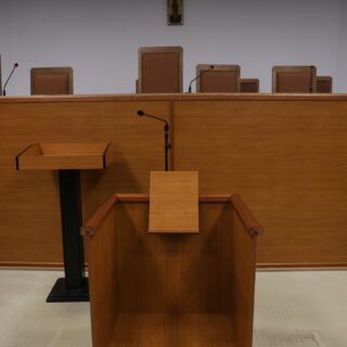 Ενστάσεις για την παράσταση του Δημοσίου στη δίκη των Τεμπών