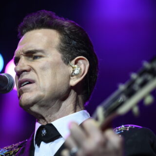 Chris Isaak στον Λυκαβηττό: Η μεγάλη βραδιά πλησιάζει