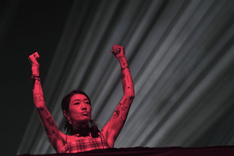 Ο νέος καλοκαιρινός ύμνος της Peggy Gou είναι ένα κάλεσμα για το dancefloor