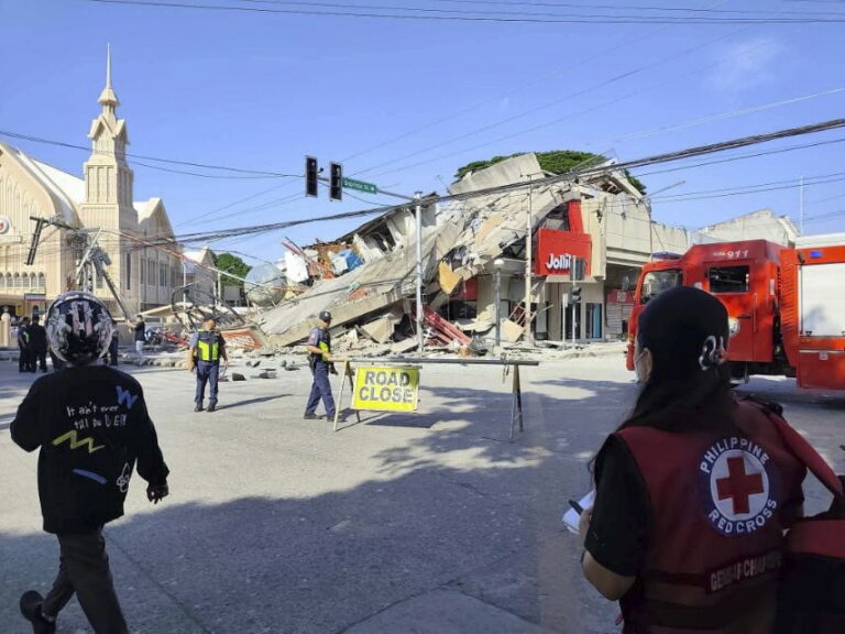 Σεισμός 7,8 Ρίχτερ στις Φιλιππίνες: Κατέρρευσαν κτήρια, τουλάχιστον 15 νεκροί