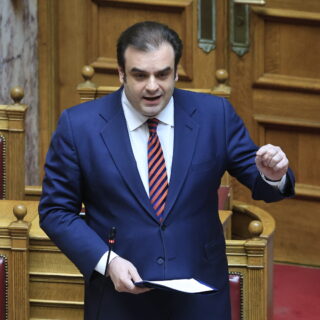 Στα 1.600 ευρώ αυξάνεται το ακατάσχετο για χρέη σε Δημόσιο και τράπεζες