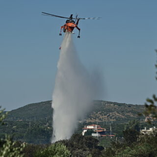 Μεγάλη φωτιά στο Ακραίφνιο Βοιωτίας: Άνοιξε ξανά η Εθνική Οδός Αθηνών – Λαμίας