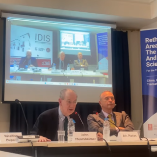 Ένα απόγευμα με τον John Mearsheimer κάτω από την Ακρόπολη
