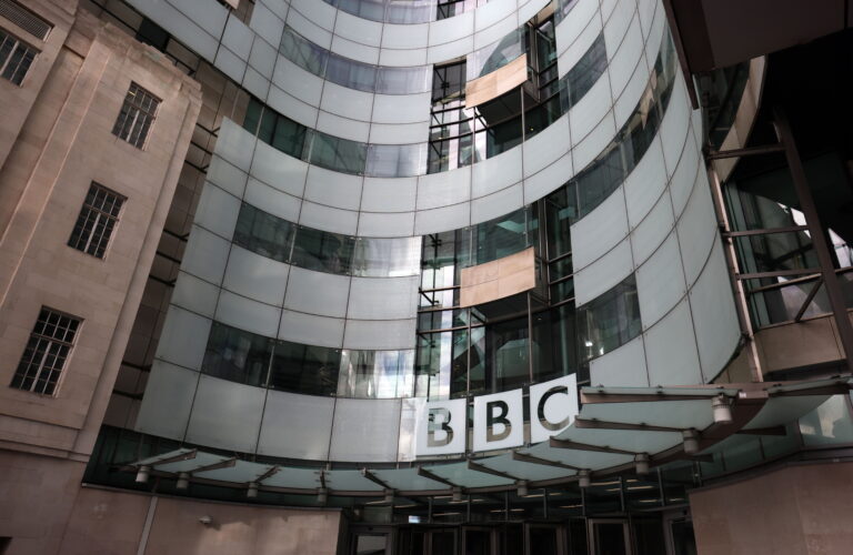 Ιστορικό, τηλεοπτικό πλήγμα στο BBC κάνει άνω κάτω το Ηνωμένο Βασίλειο