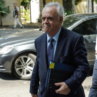 Ο Γιάννης Δραγασάκης παίρνει την έδρα της Έφης Αχτσιόγλου