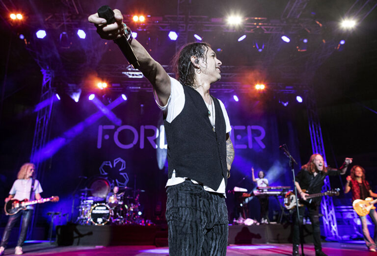 Foreigner: Πενήντα χρόνια αναμονής και μία βραδιά στο ΟΑΚΑ που άξιζε κάθε λεπτό