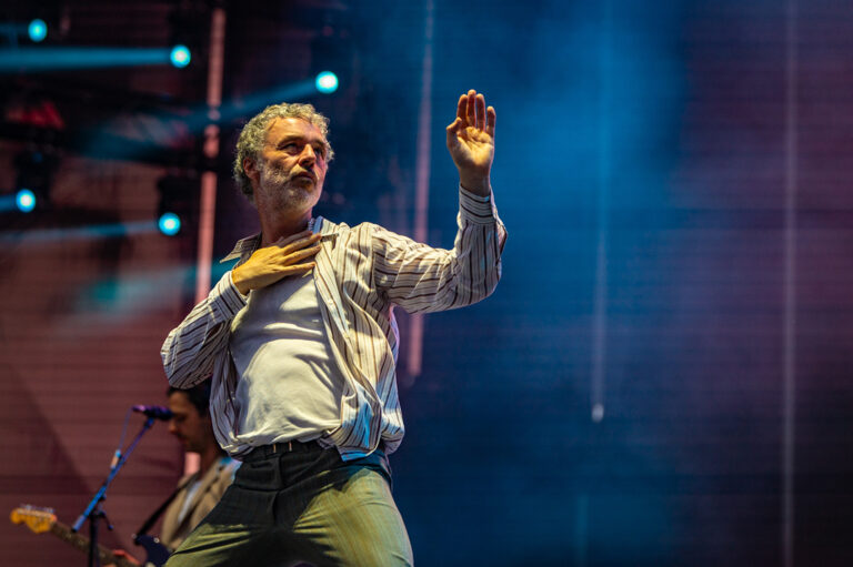 Baxter Dury: Ο σαρδόνιος dandy του λονδρέζικου underground επιστρέφει στο Release Athens