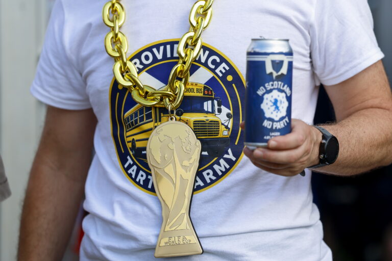 Η σκωτσέζικη Tartan Army κατέκτησε τη Βοστώνη και ήπιε όλη την μπίρα της