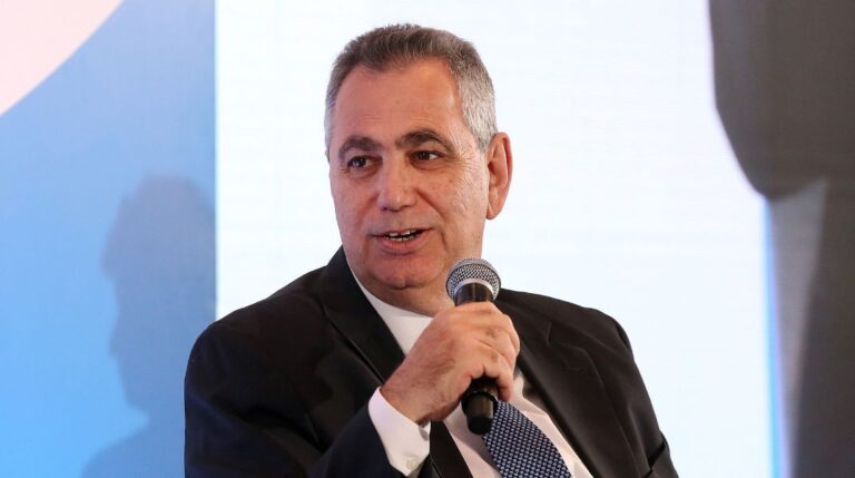 Γιατί «αδειάζει» ο ΣΚΑΪ; Το παρασκήνιο της παραίτησης του Βασίλη Χιώτη