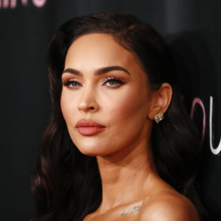 Η Megan Fox έδωσε την καλύτερη απάντηση σε όσους βρίσκουν τις πόζες της με εσώρουχα στα 40 «ντροπιαστικές»
