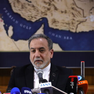 Ο Αραγτσί περιγράφει τη στιγμή της επίθεσης που στοίχισε τη ζωή στον Χαμενεΐ