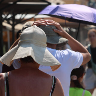 Σε κλοιό καύσωνα η χώρα: Έκτακτα μέτρα, οδηγίες προστασίας και συναγερμός για πυρκαγιές