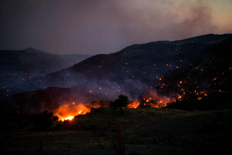 Νεκροί τρεις πυροσβέστες σε Ρέθυμνο και Γύθειο - Εκκενώσεις χωριών, απεγκλωβισμοί διά θαλάσσης και πληροφορίες για καμμένα σπίτια