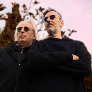 Ο Γιάννης Αγγελάκας και ο Νίκος Βελιώτης στο Θέατρο Δόρα Στράτου