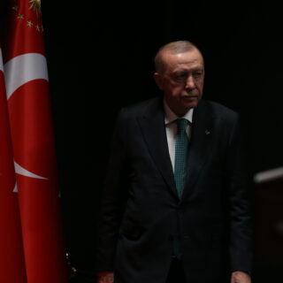 Ο Ερντογάν έκανε δώρο στους ηγέτες του ΝΑΤΟ από ένα περίστροφο και σφαίρες - Γιατί ο Στάρμερ το άφησε στην Τουρκία
