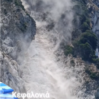 Κατολίσθηση στον Μύρτο Κεφαλονιάς: Βράχοι και χώματα κατέληξαν στην παραλία