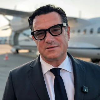 Ο Άδωνις, τα έξυπνα γυαλιά Ray-Ban και οι «παρακολουθήσεις» πολιτών