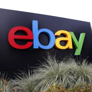 Η eBay θα αποζημιώσει με 55,7 εκατ. δολάρια δημοσιογράφους που δέχθηκαν κατσαρίδες, στεφάνι κηδείας και απειλές