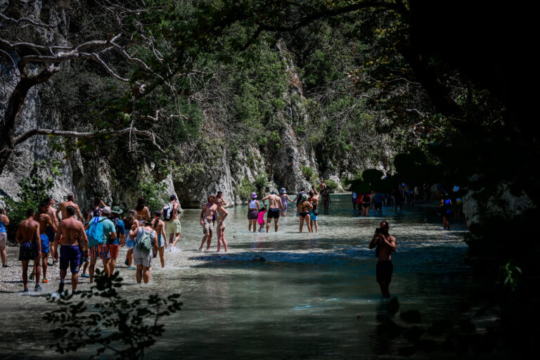 Στα χνάρια θεών, ηρώων και τεράτων: Πέντε ταξίδια στη μυθική Ελλάδα