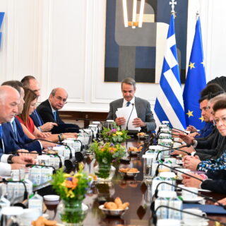 Μητσοτάκης στο υπουργικό: Έχουμε μπροστά μας δύσκολες ημέρες με τις φωτιές, στεκόμαστε στο πλευρό των οικογενειών των πυροσβεστών