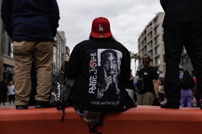 Ποιος σκότωσε τον Tupac; Όλα όσα πρέπει να ξέρεις πριν από τη δίκη για τη δολοφονία του