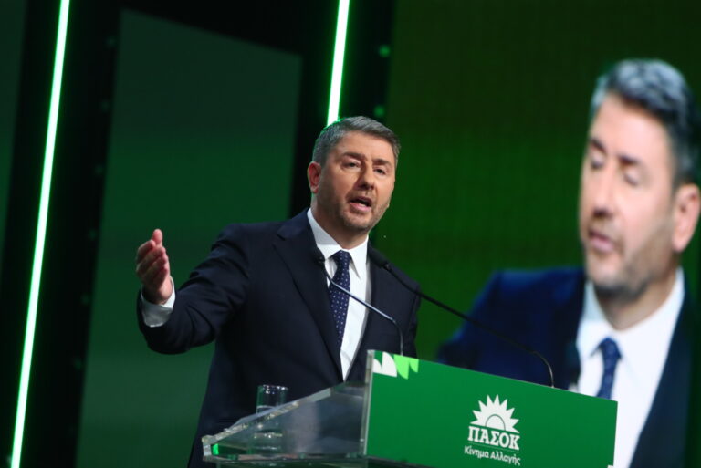 ΠΑΣΟΚ και Ανδρουλάκης σε διασταυρούμενα πυρά
