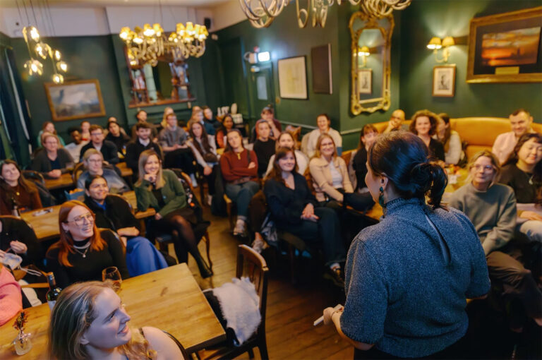 Pints of Knowledge: Οι βρετανικες παμπ γίνονται ξανά χώροι συζήτησης