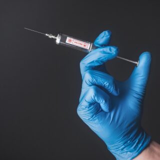 Ευρέως διαδεδομένο εμβόλιο συνδέεται με χαμηλότερο κίνδυνο εμφράγματος και εγκεφαλικού