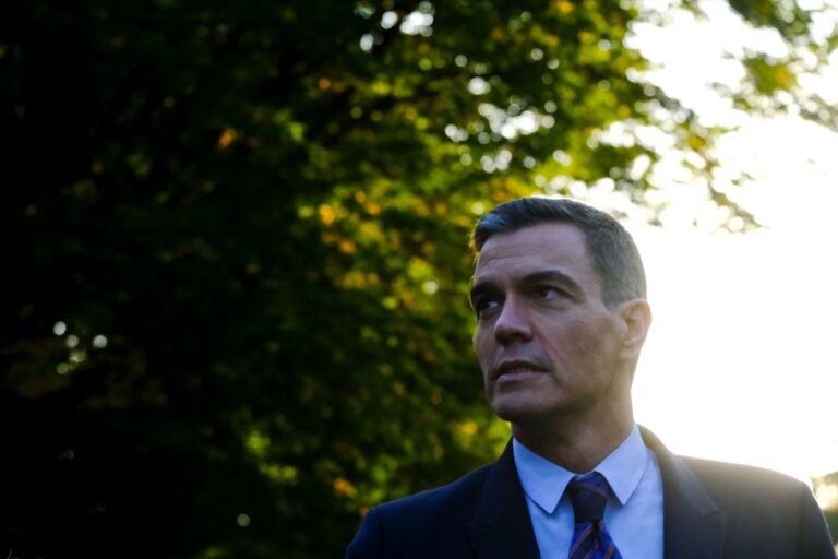 Ο Σάντσεθ με την πλάτη στον τοίχο
