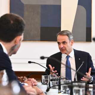 Τα ταραγμένα νερά και ο πονοκέφαλος Μητσοτάκη