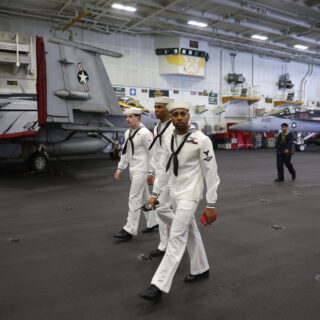 Χιλιάδες ναύτες του USS Abraham Lincoln πιάνουν στεριά μετά από 200 μέρες, φόβοι για έξαρση της πορνείας στην Πατάγια