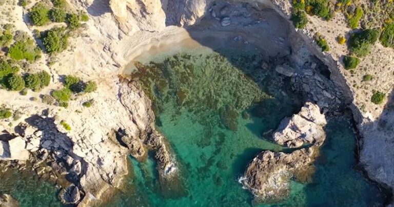 Η καλά κρυμμένη παραλία της Αττικής με το πιο περίεργο όνομα