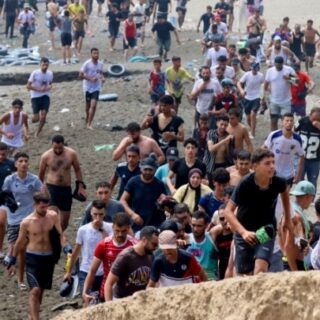 Η Ισπανία εγκαθιστά πλωτό φράγμα στη Θέουτα μετά τη μαζική εισροή μεταναστών