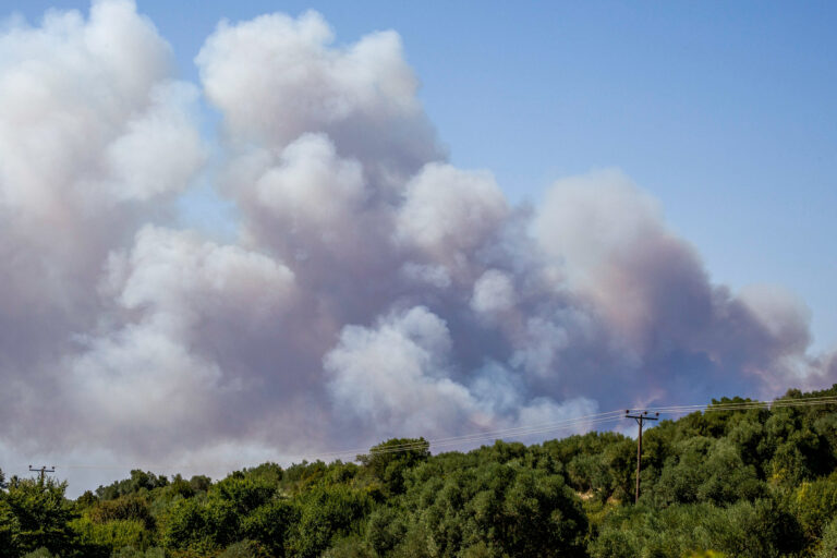 Μεγάλη φωτιά στη Χαλκιδική – Εκκενώσεις με 112. Πυρκαγιές σε Ναυπακτεία, Ηλεία και Βοιωτία
