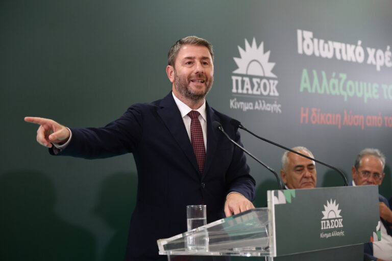Γιατί η κυβέρνηση «πυροβολεί» τον Ανδρουλάκη