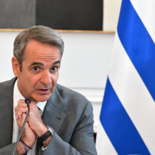 Ο Μητσοτάκης απάντησε με χιούμορ στην Τούνη για τα εγκαίνια της croissanterie της στο Παρίσι κι εκείνη επανήλθε με σκόρδα