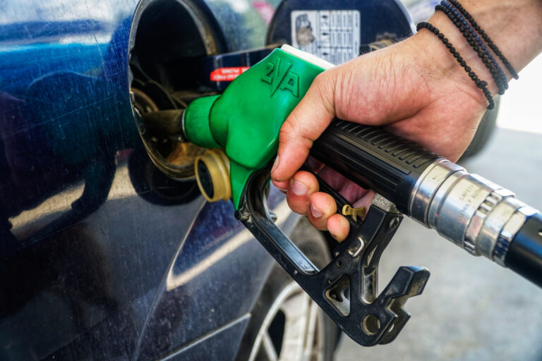 Ακριβαίνει η βενζίνη, φθηναίνουν οι δικαιολογίες