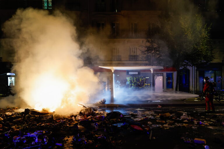 Το Παρίσι σε βαθιά κρίση: Δύο Έλληνες σκηνοθέτες - καθηγητές καταγράφουν στην Popaganda όσα συμβαίνουν γύρω τους