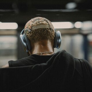 Η Gen Z λατρεύει τα ακουστικά. Γνωρίζει ωστόσο πόσο επικίνδυνα είναι;