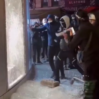 Κινεζική εταιρεία για τζάμια διαφημίζεται με τη βιτρίνα της Louis Vuitton που δεν έσπασε ποτέ στο Παρίσι