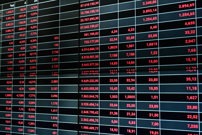 Το Χ.Α. σε δύσκολο μονοπάτι, η Fitch δίνει ψήφο εμπιστοσύνης στην CrediaBank, η Attica μένει City Link και κοιτάζει την επόμενη μέρα και η Citi βάζει τον πήχη στα 52 ευρώ για Μetlen