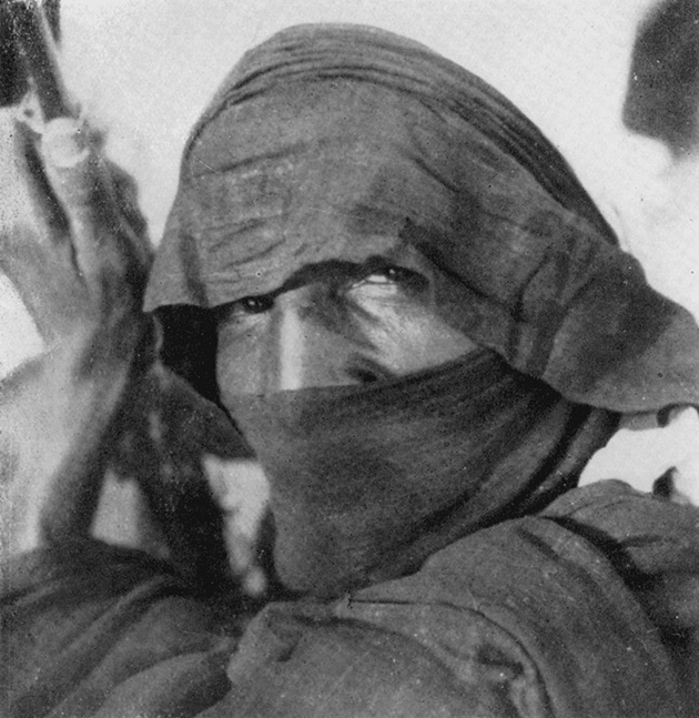 Νομάδας Tuareg από τη φυλή Kel Rela. Βλέπουμε την τοποθέτηση του πέπλου. Εδώ το επάνω μέρος καλύπτει το κάτω, αλλά υπάρχει και η αντίθετη διάταξη, αν και είναι πιο σπάνια.