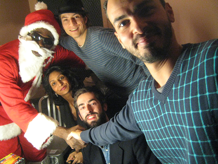 Radioclit // Swing Club // 2010 Στο Swing Club των αδερφών Πότσιων στο Γκάζι είχαμε για σχεδόν δύο χρόνια την κολασμένη αυτή μηνιαία σειρά όπου φέραμε Feadz, Mochipet, Paul Devro, Breakbot, Bobmo, Justin Robertson, Rory Phillips, Jokers of The Scene, Eli Escobar, Radioclit, Cooly G, Drop The Lime, Busy P και dj Mehdi, μαζί με πολλούς εγχώριους djs και πάντα με ελεύθερη είσοδο. Στη φωτογραφία, ένας από τους πέντε μεγαλύτερους φαν του Κορμοράνου σε χειραψία με περιφερειακό μέλος των Radioclit / Secousse ντυμένο Άγιος Βασίλης.