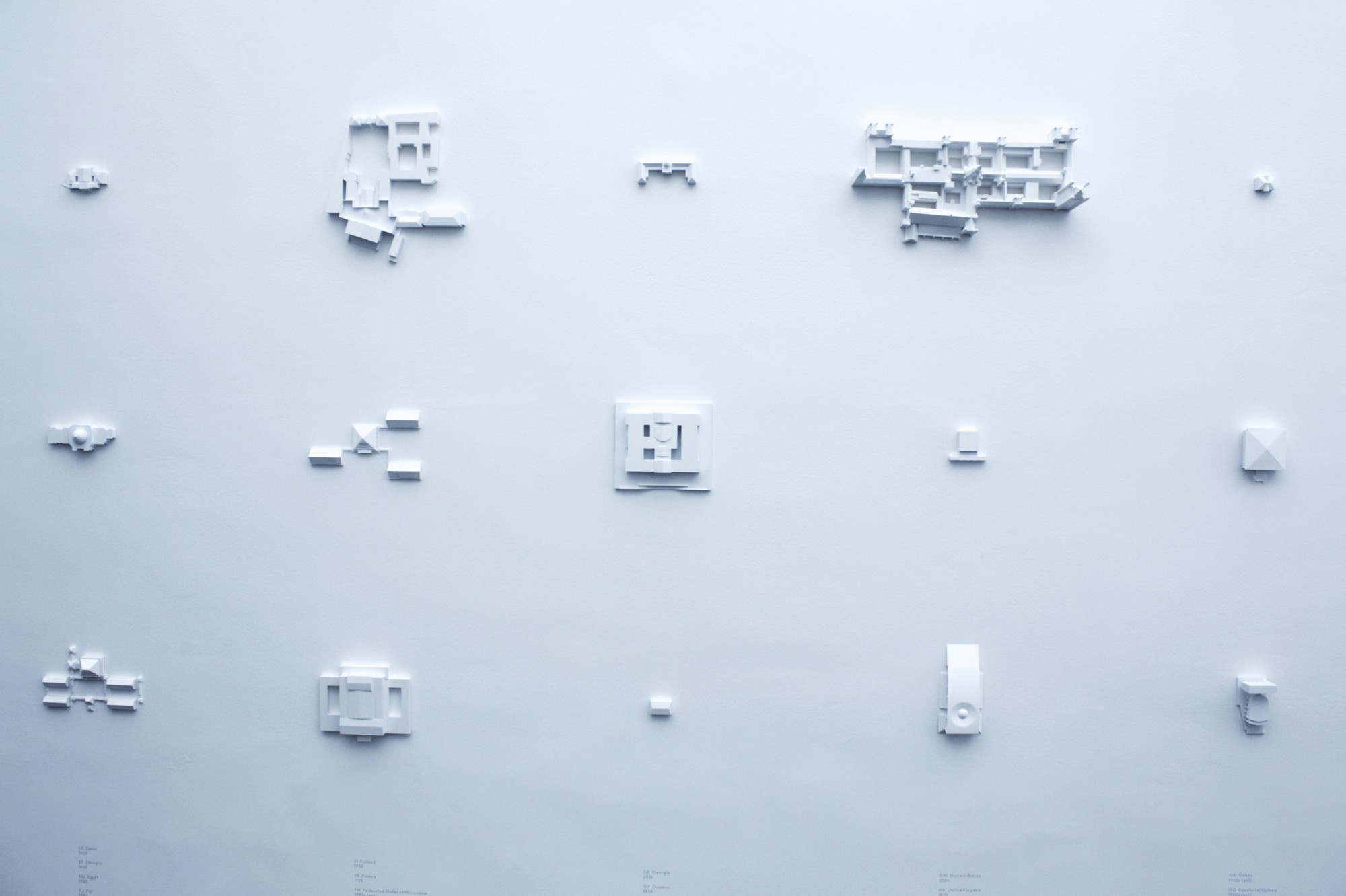 Στη μέση ξεχωρίζει το ελληνικό κοινοβούλιο. Μπορείτε να κάνετε μόνοι σας τη σύγκριση με τα υπόλοιπα. 