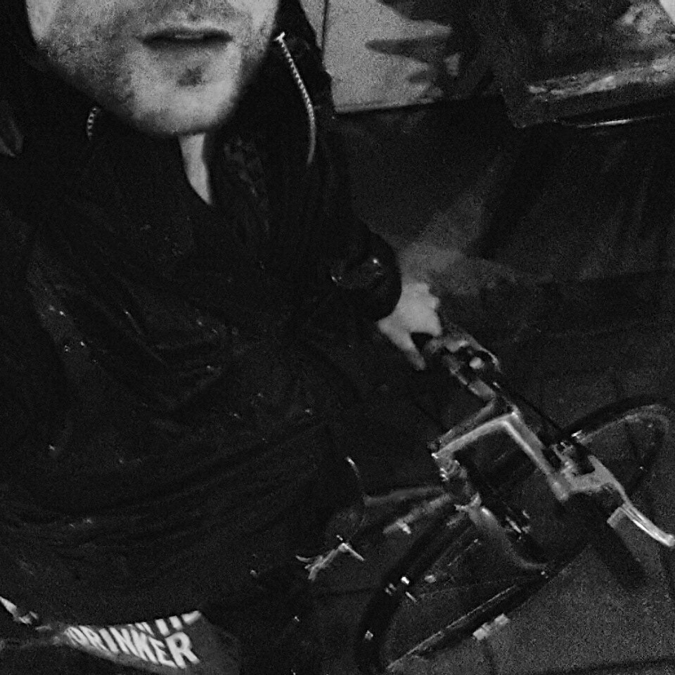 Με το ποδήλατο στο δρόμο για τη δουλειά.