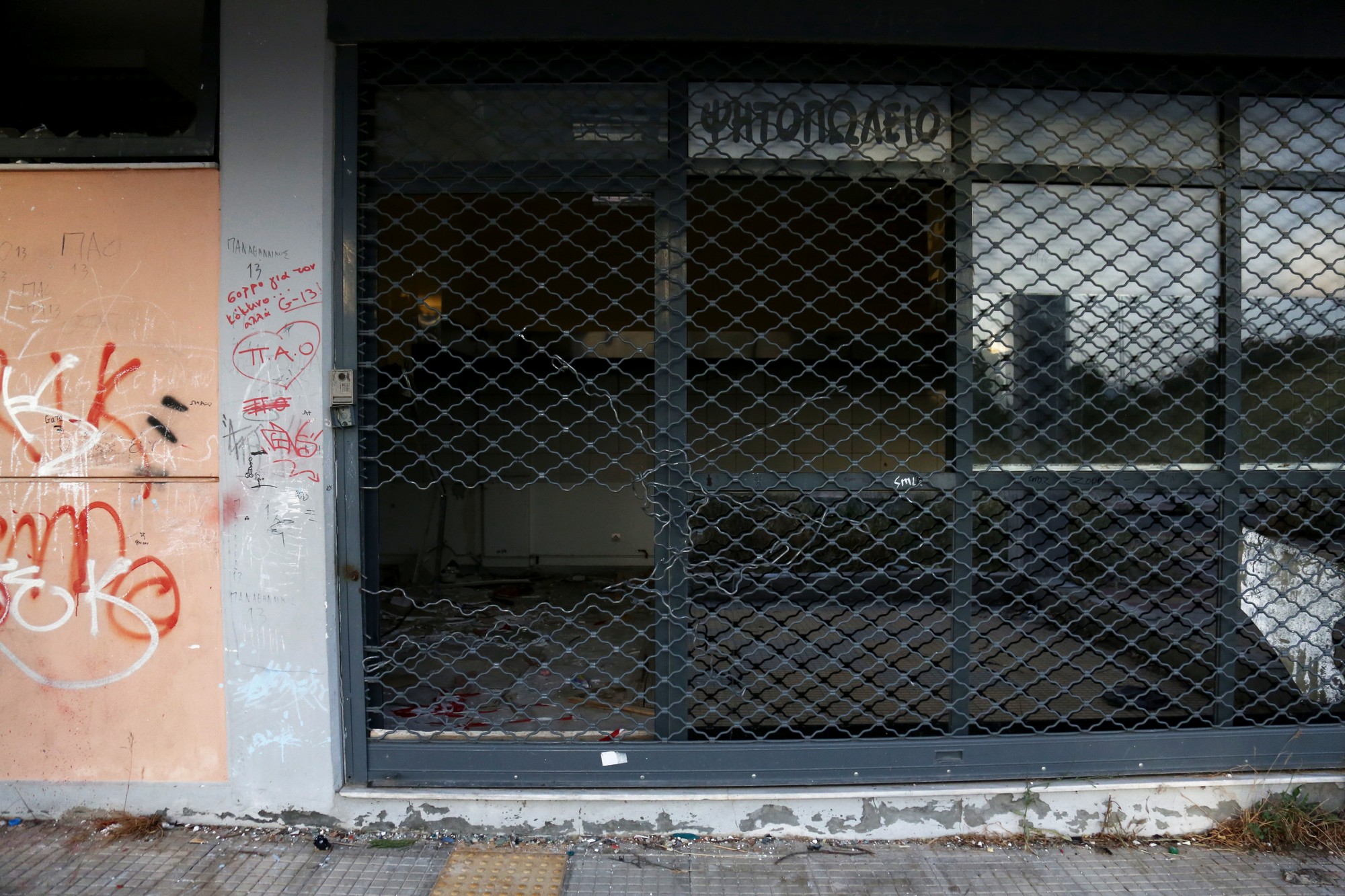 Άδειες βιτρίνες, κατεβασμένα ρολά. 