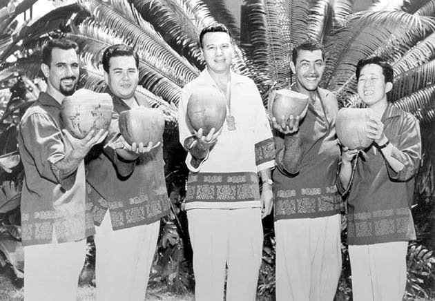 Ο Μάρτιν Ντένι με τους μουσικούς του στη Χονολουλού.