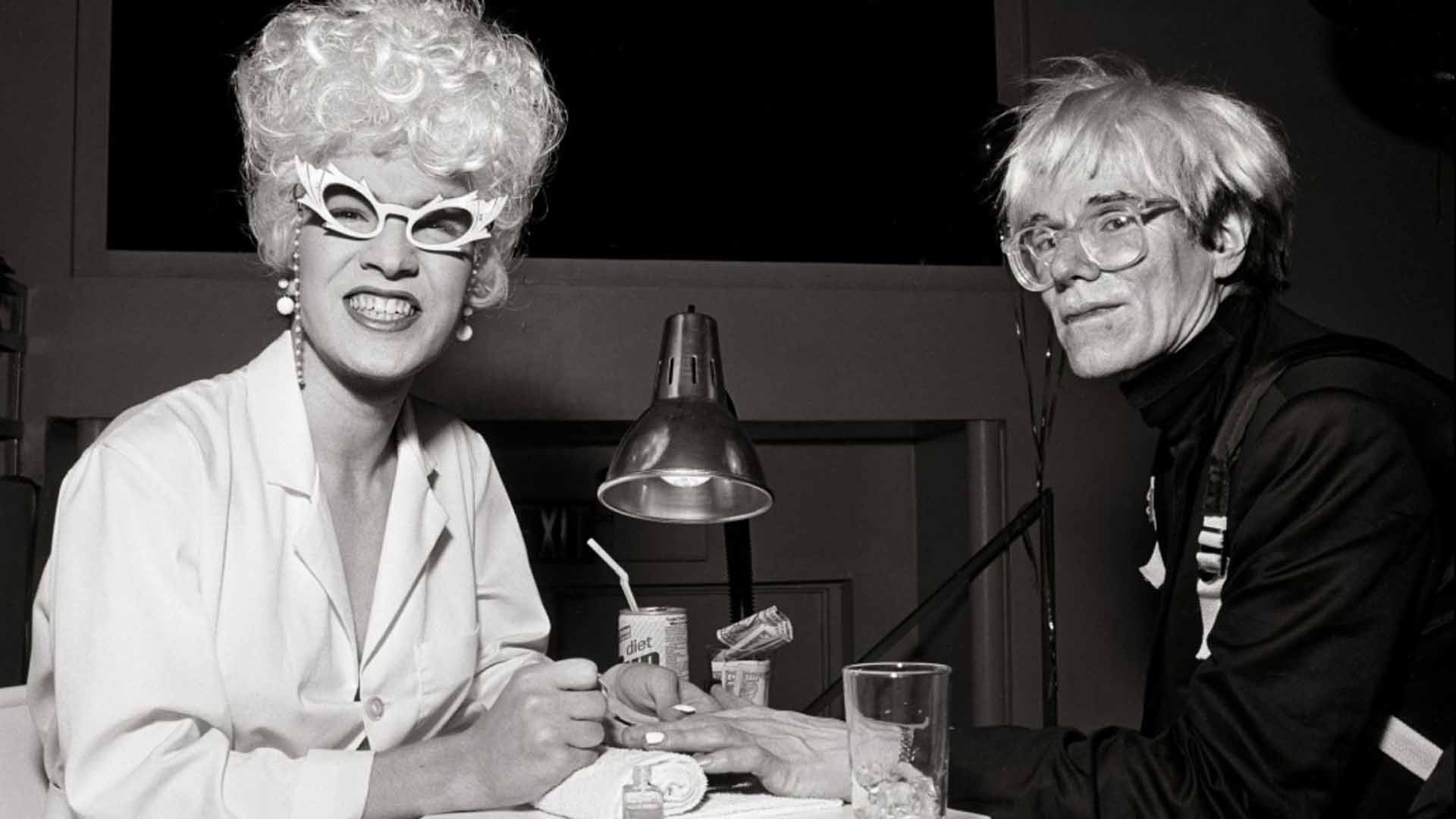 O Bernard-Zette μεταμφιεσμένος ως Doris Farnsworth και ο Andy Warhol